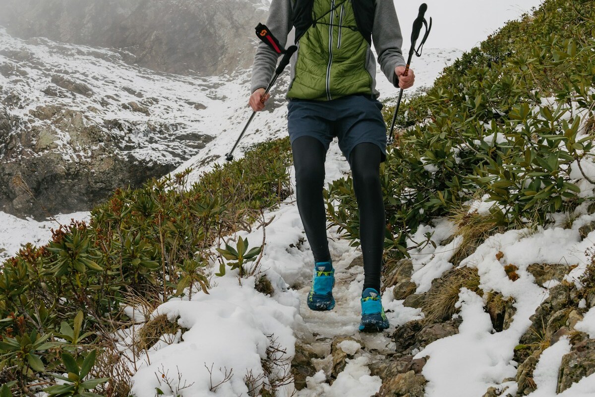 Juoksija lumisessa maisemassa